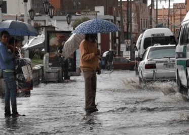 Video: Policías rescatan en brazos a niños y mujeres varados por la lluvia