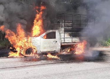 Bomberos sofocaron el incendio de tres moto carros provocado por habitantes de la colonia Indeco