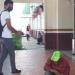 Estudiante regala 70 pesos a abuelito en situación de calle... y un refresco de 2 litros
