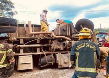 Automóvil derrapa y vuelca en la Villahermosa-Centla 