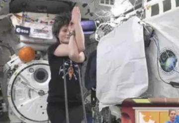 Fluye con el universo: Astronauta presume rutina de yoga bajo ingravidez