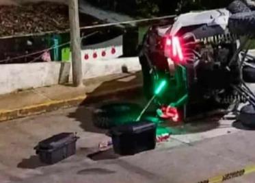 Auto queda insertado en una propiedad sobre Carr. México - Querétaro