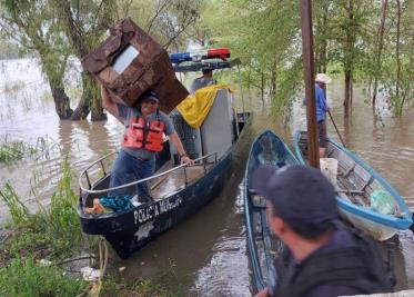 Asiste Alma Espadas a familias inundadas en Teapa