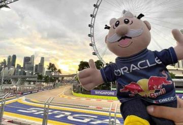 Peluche del Dr. Simi estuvo presente en la victoria de Checo Pérez en Singapur