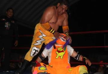 Thunderman Jr. destapó a Payasito Krosty en la magna función de lucha libre del XXI aniversario de PRODELLS