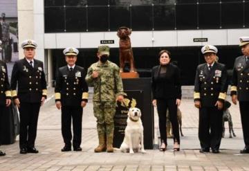 Develan la escultura de Frida, la perrita rescatista de la Marina