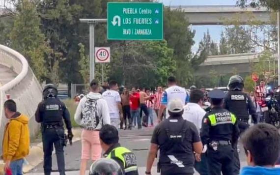 Aficionados de Puebla y Chivas se enfrentan en inmediaciones del estadio Cuauhtémoc