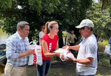 Legisladora, Soraya Pérez lleva y entrega ayuda humanitaria a familias de Jonuta que se encuentran afectadas por la creciente