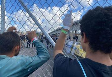 Venezolanos se encadenan a puente en frontera con Texas por deportaciones