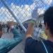 Venezolanos se encadenan a puente en frontera con Texas por deportaciones