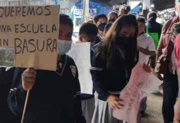 ¡No sean cochinos! Vendedores convierten entrada de primaria en basurero