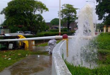 SasJon batalla para desalojar aguas de calles inundadas en Jonuta