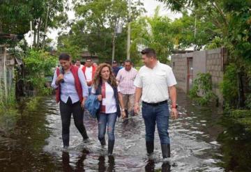 El senador Ovidio Peralta Suárez brinda asistencia a familias afectadas por el frente frío No.4