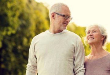 Tomar calcio, alimentos con vitamina D, hacer ejercicio y evitar el tabaco, consejos para los pacientes con osteoporosis