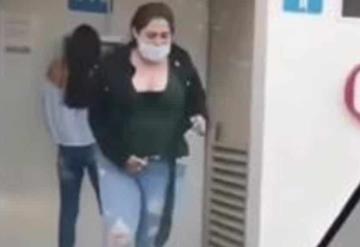 Captan a chica desesperada por usar baño público; no podía entrar