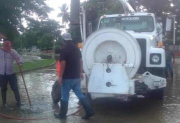 En apoyo a la población jonuteca afectada por las inundaciones, desazolvan aguas con un camión control de inundaciones