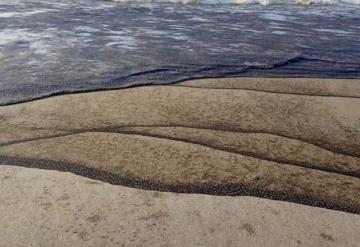 Derrame de hidrocarburo contamina siete playas de Oaxaca