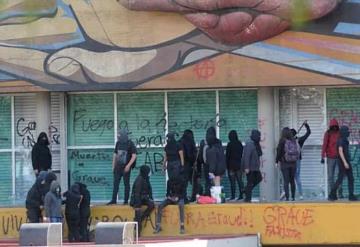 Encapuchadas vandalizan Facultad de Medicina de la UNAM; protestan por violencia de género