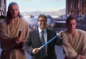 Con espada de Star Wars, Ricardo Monreal asegura que la fuerza nos acompaña