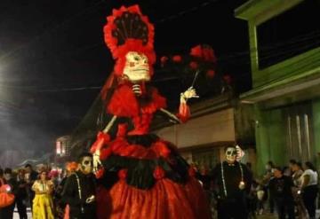 Realizan exitoso desfile de alebrijes y catrinas en calles de Paraíso