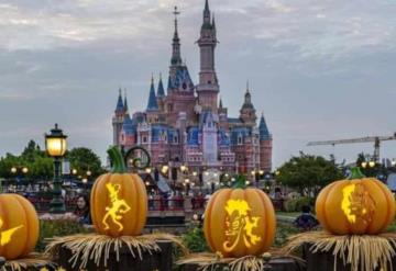 China cierra Disney Shanghái por Covid-19 y deja adentro a los visitantes