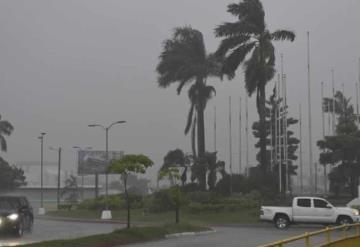 Huracán Lisa toca tierra en Belice, se enfila a Guatemala y México