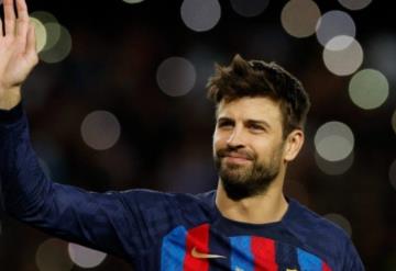 VIDEO: Clara Chía y Piqué se dan romántico beso tras despedida en el Camp Nou