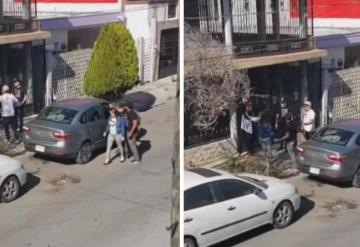 Joven llega con su novio a casa; tres amantes la esperaban en la entrada