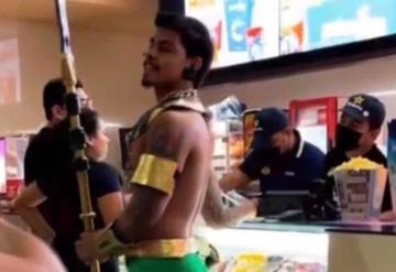 ¡Sin pena alguna! Joven llega disfrazado al cine como Namor y se hace viral