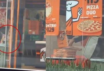 Exhiben a empleado de Little Caesars sacando cajas de pizza de la basura