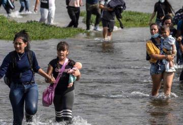 Cientos de venezolanos cruzan frontera de Ciudad Juárez a EU; pedirán asilo