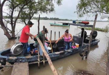 Familias damnificadas, regresan a sus hogares tras permanecer en albergues