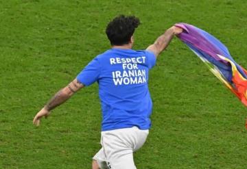 Aficionado invade cancha en Qatar con bandera LGBTIQ+