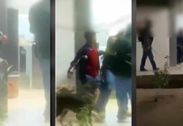 Hombre agrede a otra persona con un machete dentro de una escuela en Sonora