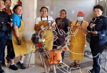 Realizan plática con grupo de mujeres Herreras en la herrería Arte de Metal 