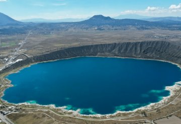 Pobladores dicen que en el fondo de una laguna en Puebla, existe una caverna que oculta misteriosas luces