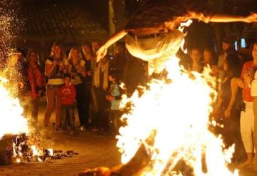 La quema del muñeco de año viejo es una tradición muy antigua, la cual tiene su origen en Argentina