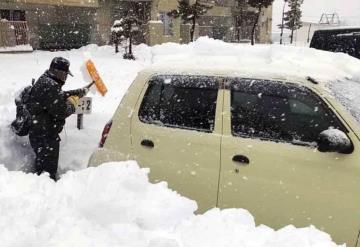 Suman 17 muertos en Japón tras fuertes nevadas; hay miles de afectados