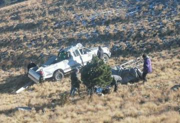 Vuelca camioneta de turistas rumbo al Nevado de Toluca