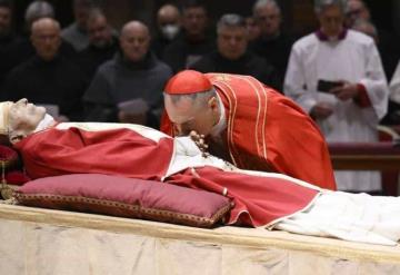 Abren públicamente la capilla ardiente con los restos de Benedicto XVI