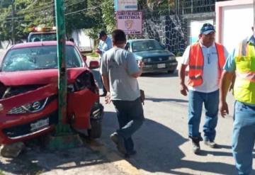 Auto se impacta contra poste del alumbrado público en #Tenosique