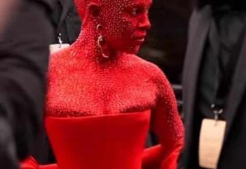 Doja Cat, Kylie Jenner y otras famosas con looks excéntricos en pasarela de Schiaparelli