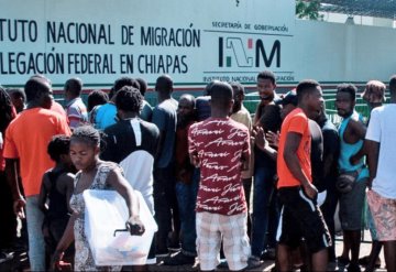 Migrantes denuncian tratos inhumanos y discriminación en estación del INM en Tapachula