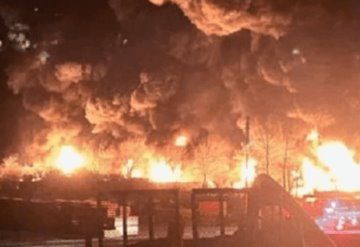 Se descarrila tren de 50 vagones en Ohio y provoca un enorme incendio