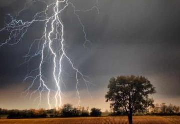 Relámpagos en cielo despejado