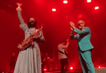 La saxofonista oaxaqueña, María Elena Ríos fue invitada al concierto de Alejandro Sanz