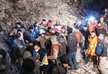 Rescatan a sobrevivientes de sismo en Turquía, pasaron 160 horas entre ruinas