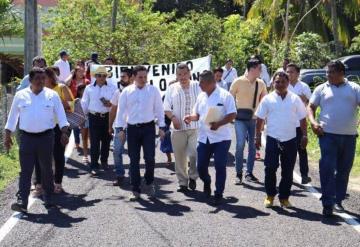 Abraham Cano González, hizo entrega de los trabajos de pavimentación de calle en benéfico de los habitantes del ejido Morelos Piedra tercera sección