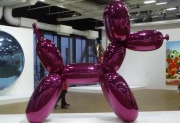 Mujer rompe por accidente una escultura de Jeff Koons valuada en 42 mil dólares