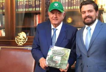 El presidente de México Andrés Manuel López Obrador portó la gorra de Olmecas de Tabasco y posó con el libro Edén del Beisbol